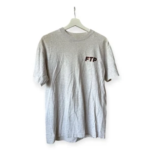 FTP OUTLINE LOGO TEE - storlek M, väldigt fint skick