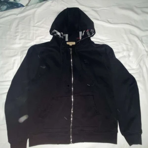 Äkta burberry kofta! - Säljer denna magnifika burberry kofta, Storlek S. Inga skador eller defekter. Gärna kontakta vid funderingar.