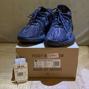 Yeezy 350 mx rock - Säljer nu dessa fina skor. Eftersom att jag har växt ur dem. Den är ganska små i storleken skulle sagt att de passa bra om du har 41 eller 42. Box finns men kan inte hitta kvittot. De e köpta på snekernstuff i Södermalm. GE BUD!