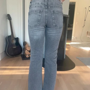Gråa Bootcut jeans  - Ljusgråa bootcut jeans från ginayoungi storlek 164. Dom är använda en gång. Jag har xs/32 i vanliga fall och dessa är lite korta, (är 1,60) 