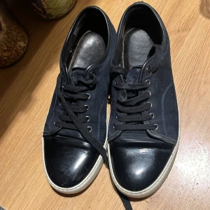 Lanvin cap toe  - Hej säljer dessa snygga skor för 2000kr dessa skor har väldigt bra kvalite och sitter riktigt bra finns även några defekter på dessa.pris kan diskuteras hör av er via funderingar.og ingår ej