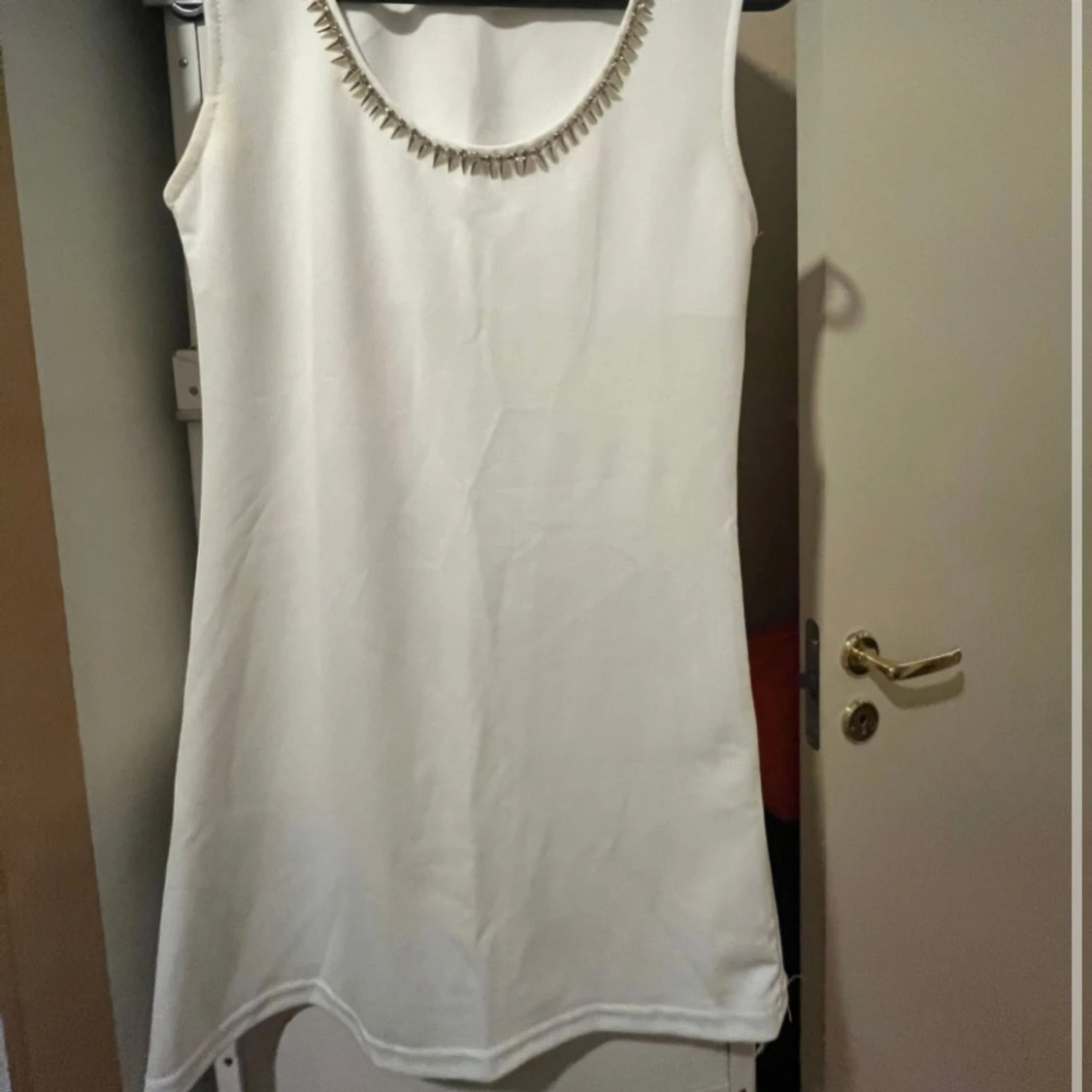 Vit ärmlös klänning med pärldetaljer - 90