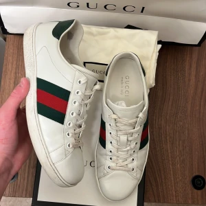 Gucci skor  - Säljer Gucci skor i väldigt fint skick alla orginalgrejer följer med storlek 6,5 skulle säga 41 tveka inte på att höra av er vid flera frågor 