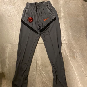 PSG fotbollset - Hej säljer nu mitt psg fotbollset pågrund av att det är för stort. Skriv vid mer frågor. STROLEK M