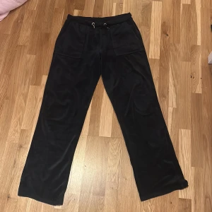 Marinblå juicy byxor  - Marin blå juicy byxor i storlek 12-13y motsvarar xs i vuxen storlek. Bra skick. Skriv för mer bilder. Pris kan diskuteras  