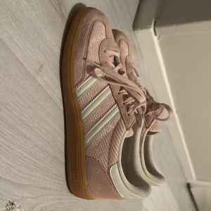 Adidas spezial - Köpt i fel storlek, använt dom cirka 4g  Slutsåld 