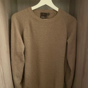 Oscar Jacobson Tröja - Säljer denna feta ulltröja från Oscar Jacobson på grund av att jag inte har så mycket använding av den.  Den var köpt för runt 1200 tidigt detta år, säljer den nu för 500, dock kan priset såklart diskuteras. Modellen heter ”Gustaf”