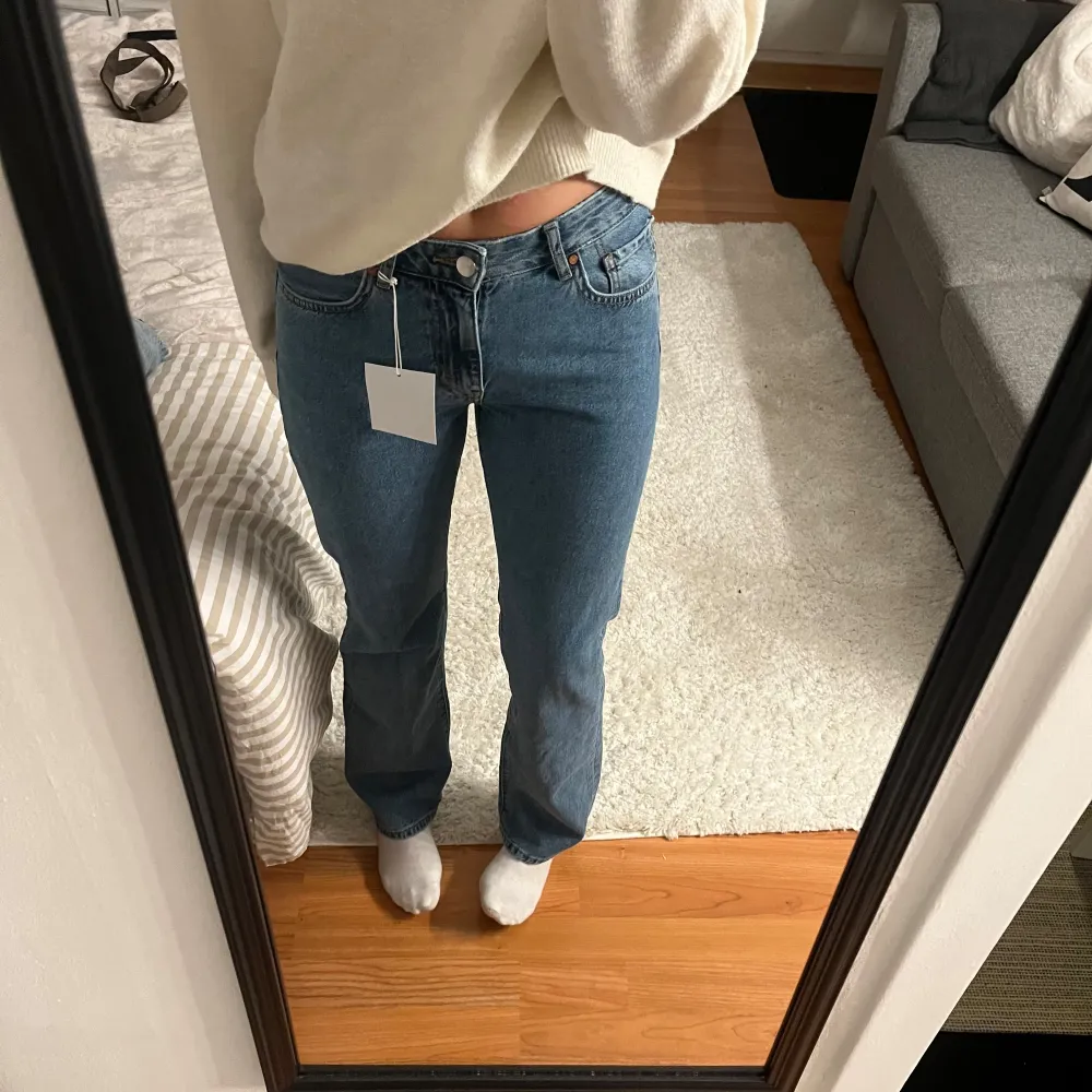 Helt nya lowwaist jeans från Bikbok i rakpassform i en as snygg blå färg, W 27 L32 som motsvarar ca 36-38!. Jeans & Byxor.