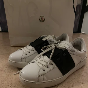 Valentino Open - Säljer nu mina feta valentino open i storlek 41, de är i bra skick men finns lite färg som gått bort, inget man tänker på. Skriv för fler frågor eller bilder. Priset är inte hugget i sten!