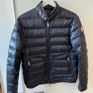 Moncler Acorus - Säljer min acorus jacka som är i toppskick (9/10),och är perfekt nu till hösten. Jackan är i storlek 1(small)  Har inga hål eller defekter alls. Dustbag följer med Säljes pågrund att den inte kom till användning som jag trodde. Hör av er för frågor!