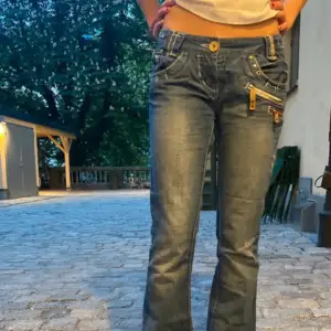  lowwaist utsvängda jeans med coola detaljer!