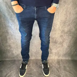 // Replay anbass jeans | Storlek W31/L32 | Benlängd: 102cm / Midja: 41cm | Nypris runt 1800kr | Kontakta för fler frågor eller funderingar // Deluxecloset