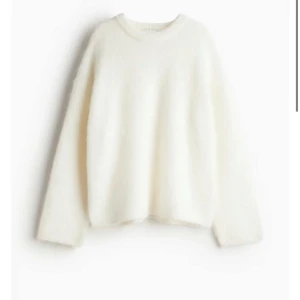 Stickad tröja i mohair  - Säljer denna helt slutsålda och väldigt snygga stickade tröja då jag köpte i två storlekar och glömde skicka tillbaks. Helt oanvänd med lappen kvar