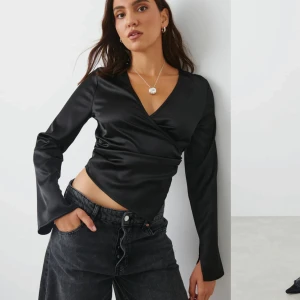 Gina - Topp - Snygg topp/blus i satin från Ginatricot. Helt slutsåld. Använd fåtal gånger så i nästan nytt skick, inga defekter ❤️ hör av er vid frågor 