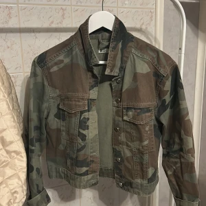Kort militärfärgad jeansjacka - Kort militärfärgad jeansjacka