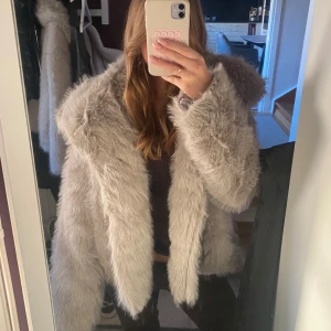 Grå fusk pälsjacka  - Såååå snygg jacka i grå fusk päls! Aldrig använd, fint skick och super mysig! Storlek M men passar XS/S också (jag brukar ha S)!