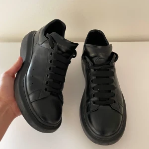 Alexander Mqueen - Säljer dessa för extremt bra pris‼️Äkthetsbevis finns. Storlek 42 men passar även 43. Skick 8/10 Pris 1400kr✅