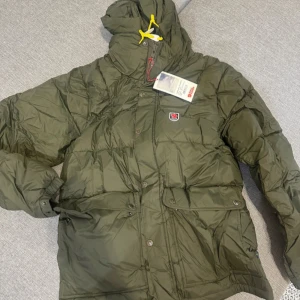 Fjällräven jacka - Fjällräven expedition down light storlek M i färgen deep forest. Helt ny med prislapp kvar, påsen man får till följer med! Skriv vid fler frågor!💕