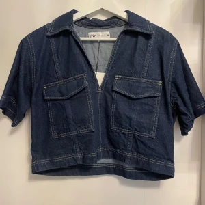 Jeans topp - Säljer denna fina jeans topp från zara pga inte kommit till användning. Aldrig använd🫶🏼