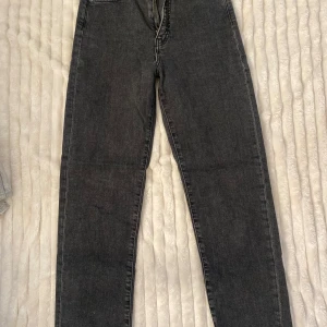 Jean - Svarta högmidjade straight Mom jeans, aldrig använt