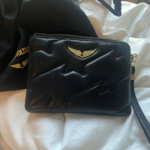 Zadig Clutch - Säljer min supersnygga Zadig Quilted Clutch. Säljer denna pga att den knappt kommit till någon användning💕 Nypris ca 1000kr🤍 skriv för fler bilder🫶🏼