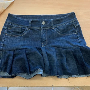 Jeanskjol  - Så snygg jeanskjol ifrån raw, stor inte storlek men skulle säga att den passar S ❤️ pris kan diskuteras