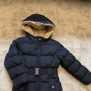 Vinterjacka barn - Säljer min dotters fina vinterjacka som hon haft på sig fåtal gånger. Fodrad inifrån. Stolek 110.