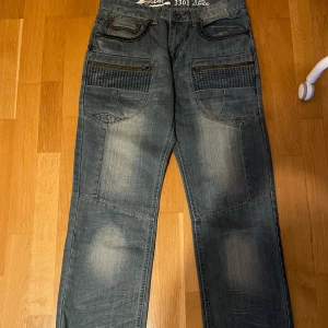Jeans  - Jätte snygga g- star raw jenas. Baggy fitt. Inte använt dom ofta men har dragit en tråd runt dom så att den ska passa i midjan, man kan ta ur tråden   Längd: 103 Skrev: 25 Midja: 40 Lår: 23 W 32  L 32