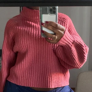 Rosa ribbad tröja - Säljer en superfin rosa ribbad tröja som är perfekt för kyliga dagar.💞 Den har en mysig passform med långa ärmar och en hög krage. 💞Perfekt att matcha med jeans eller kjol för en avslappnad look. 💞💞