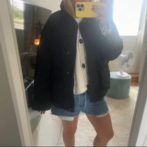 Other stories jacka  - Super snygg jacka från other stories, perfekt till hösten!! Nypris 1400 och den är nästintill oanvänd💕