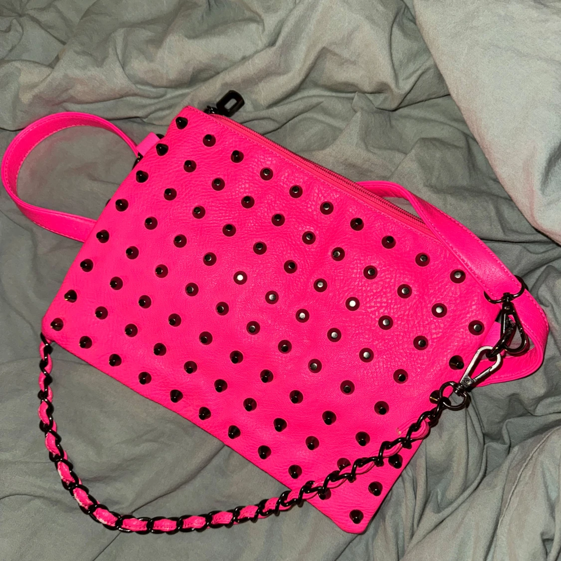 Neonrosa axelväska med nitar
