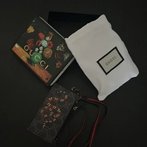 Gucci korthållare - Bra skick, inte så mycket använd därför säljer jag. 