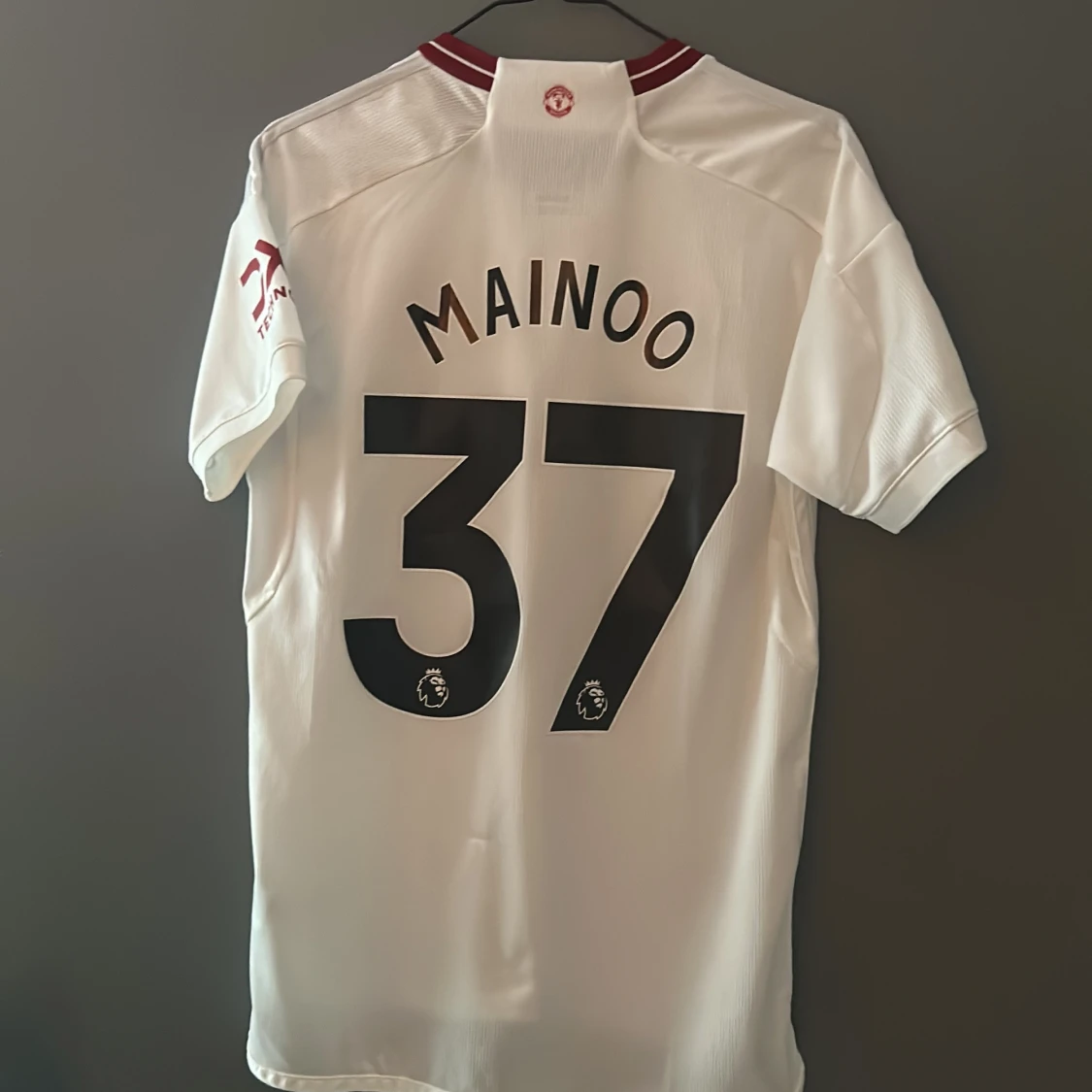 Vit fotbollströja med röd logga - 4