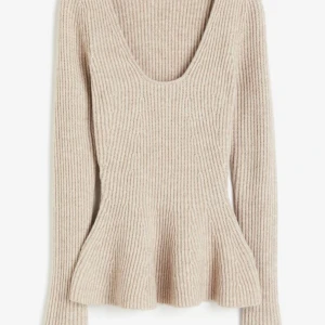 Stickad tröja - En populär stickad utsvängd tröja från H&M. Aldrig använd och säljer då den inte kommer till användning. Skriv gärna vid fler frågor💕