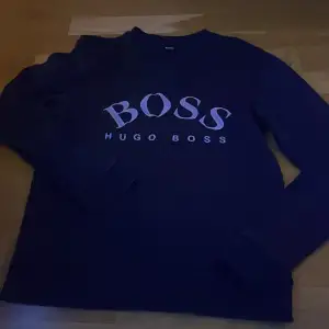 Mörk blå Hugo boss tröja i fint skick storlek M men lite mindre i storlek 