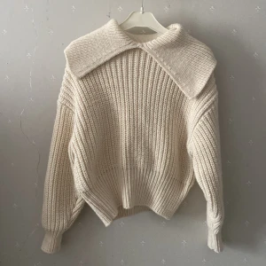 Beige stickad tröja - Säljer en supermysig beige stickad tröja från H&M i storlek XS. Den har en krage som gör den extra varm. Perfekt för höst och vinter! Aldrig använd så skicket är nytt men prislappen är inte kvar.