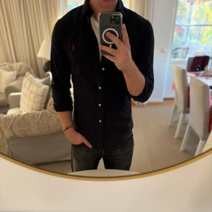 Ralph Lauren skjorta - Hej säljer nu min fina Ralph Lauren skjorta i storlek S. Den är i nyskick och kommer vara otroligt snygg i höst/vinter. Nypris cirka 1500kr! Vi kommer att sälja liknande produkter nu närmare vinter så glöm inte följa profilen!🌊🍾
