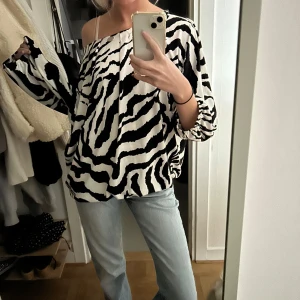 Zebra mönstrad topp - Så snygg blus/topp med zebra mönster💕