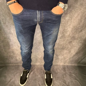 Replay anbass jeans  - // Replay anbass jeans | Storlek W33/L32  (sitter mer som W33/L32) | Benlängd: 109cm / Midja: 45cm | Nypris runt 1800kr | Kontakta för fler frågor eller funderingar // Deluxecloset