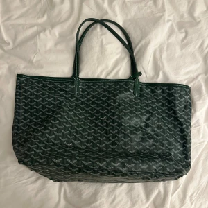 Grön väska   - Säljer min jätte fina gröna väska i jätte fint skick💚