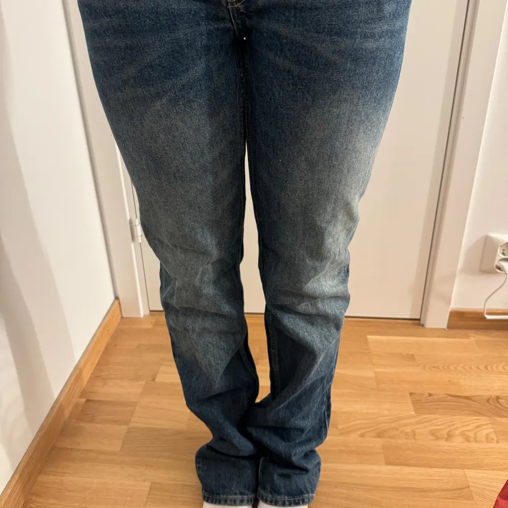 Super fina och aldrig använda jeans! Skriv innan köp nu, modellen är 163 men långa på henne!. Jeans & Byxor.