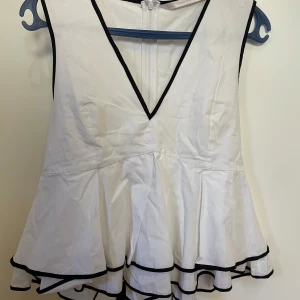 Zara topp - Zara topp med en söt rosett. Använd några gånger men i bra skick.