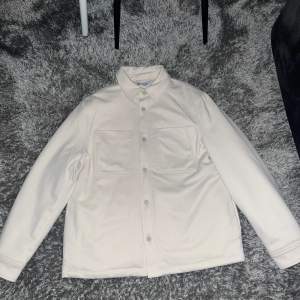 Beige Overshirt från ZARA, använd 1 gång. Otroligt bra skick. 