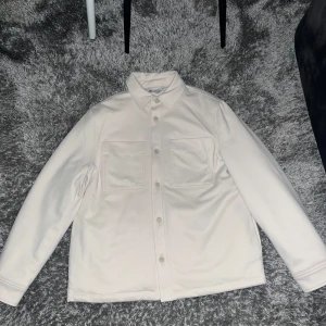 ZARA Overshirt  - Beige Overshirt från ZARA, använd 1 gång. Otroligt bra skick. 