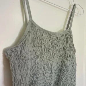 Linne med smala axelband - Gullig linne från gina