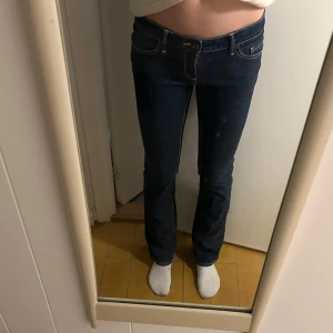 Mörkblå bootcut jeans från Kenvelo - Säljer ett par snygga mörkblå bootcut jeans från Kenvelo. De är i bra skick och har en klassisk femficksdesign med kontrastsömmar. Perfekta för både vardag och fest!💗 Priset kan diskuteras!