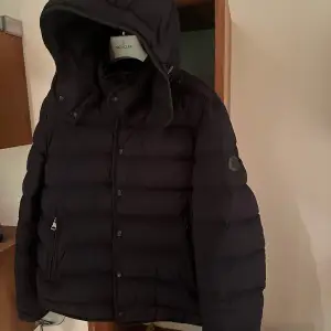 Moncler ”Nazire” jacka. Size 3 motsvarar L. Super fint skick förutom en super liten lagning som är gjord av skräddare på baksidan av ärmen!  Pris 5499kr!