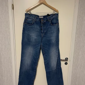 Jeans  - Jeans från Zara. Bra skick förutom delen på innelåren