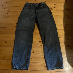 Jeans loose fit - Ett par snygga och stilrena jeans perfekta nu för hösten. Har växt ut dem men kanske använda 4-3 gånger.