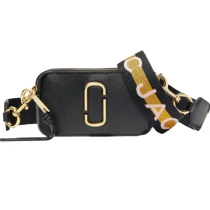 Marc Jacobs väska  - Så fin väska från Marc Jacobs. Köpte för 4500kr, säljer för 2000kr! Sparsamt använd, så ser helt oanvänd ut!